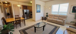 Condo, 2 habitaciones | Área de sala de estar