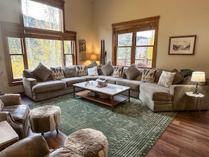 Condo, 3 habitaciones | Área de sala de estar