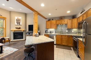 Townhome, 4 Bedrooms | Private kitchen | Fridge, oven, coffee/tea maker, toaster - 8767 Trappers Crossing 4 Bedroom Condo by RedAwning (Keystone)