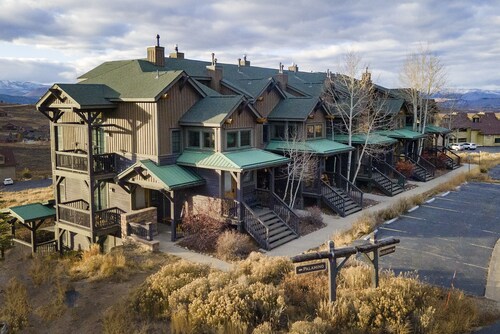 Palomino At Kicking Horse 2 Bedroom Cabin by Redawning