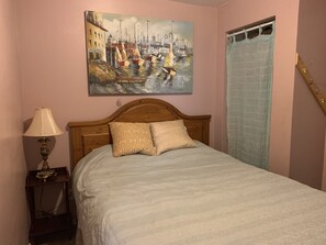 4 bedrooms, in-room safe, desk, free WiFi