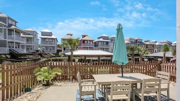 Rumah, Beberapa Tempat Tidur (The Ricks Carlton) | Tempat makan outdoor