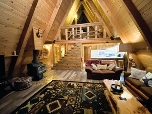 Smart TV, chimenea y estéreo 