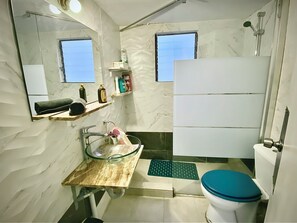 Combined shower/tub, hair dryer, towels, soap