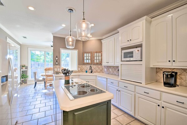 Fridge, microwave, stovetop, dishwasher