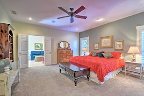 3 bedrooms, desk, iron/ironing board, travel cot - Abilene Home w/ Backyard & Grill: Walk to ACU (Abilene)