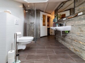 Haartrockner, Handtücher, Seife, Toilettenpapier