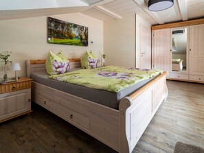 2 bedrooms, desk, travel cot, WiFi