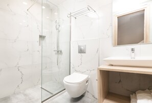 Shower, rainfall showerhead, free toiletries, hair dryer - Tesoro Hotel Zakynthos (Zakynthos)