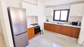 Standard Apartment | Private kitchen | Fridge, microwave, oven, stovetop