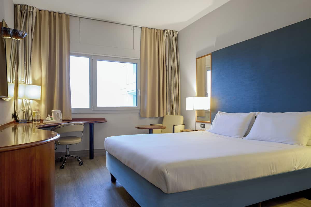 Business Room | Minibar, desk, laptop workspace, blackout drapes