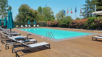 Una piscina al aire libre de temporada (de 10:30 a 19:30), sombrillas