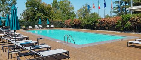 Piscine extérieure (ouverte en saison), parasols de plage