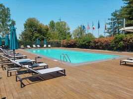 Piscina externa sazonal, funciona das 10h30 às 19h30, guarda-sóis