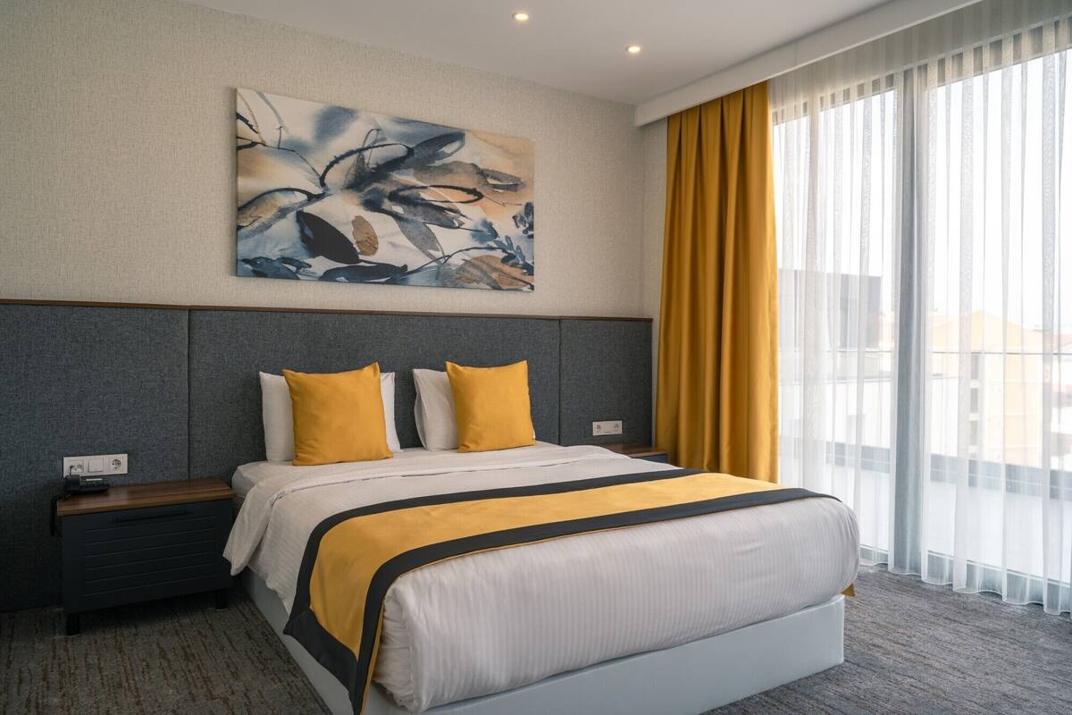 family room | minibar, in-room safe, iron/ironing board, free wifi