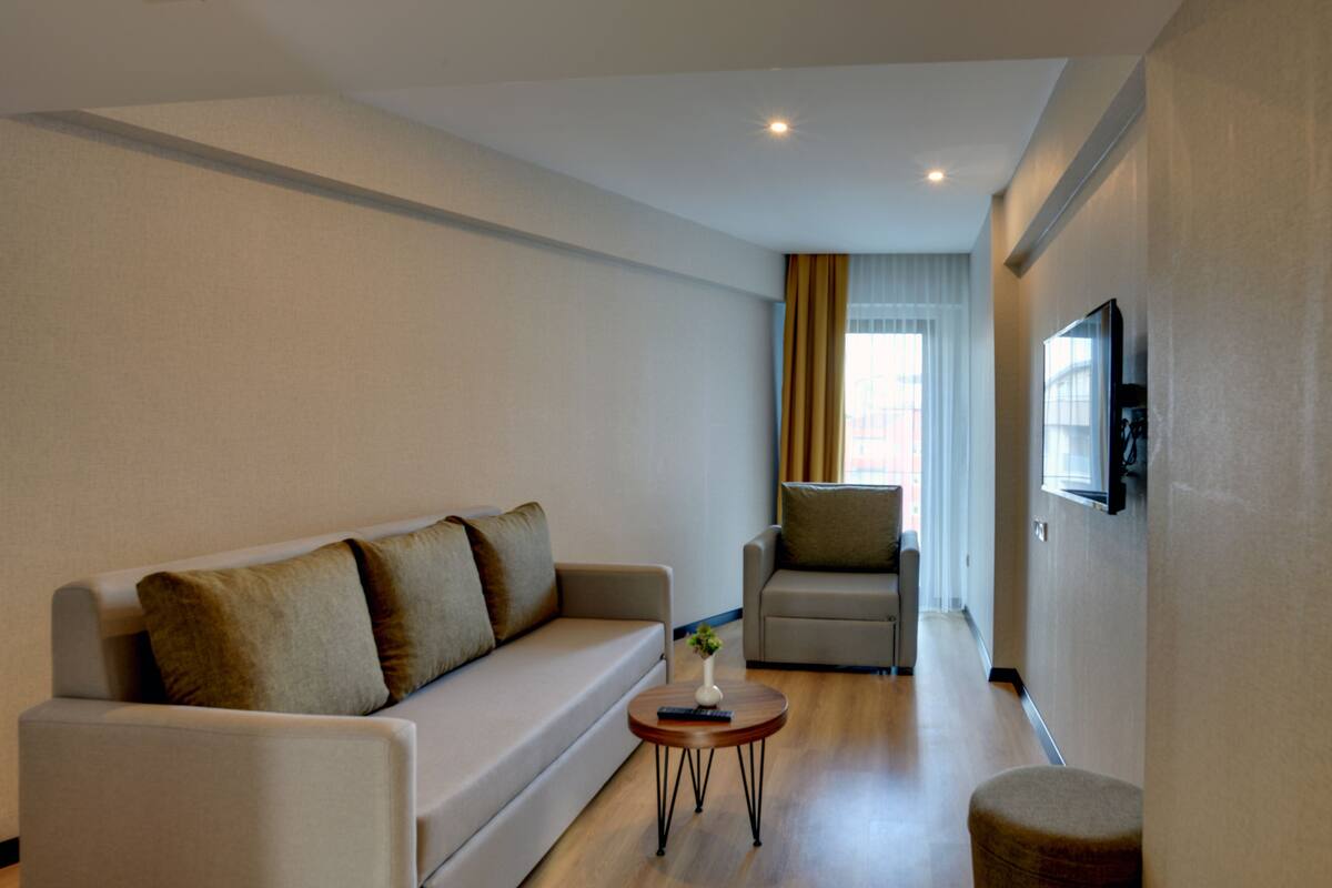 business room | minibar, in-room safe, iron/ironing board, free wifi
