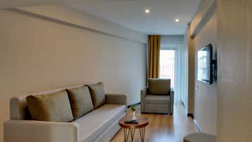 Habitación empresarial | Minibar y caja de seguridad en la habitación