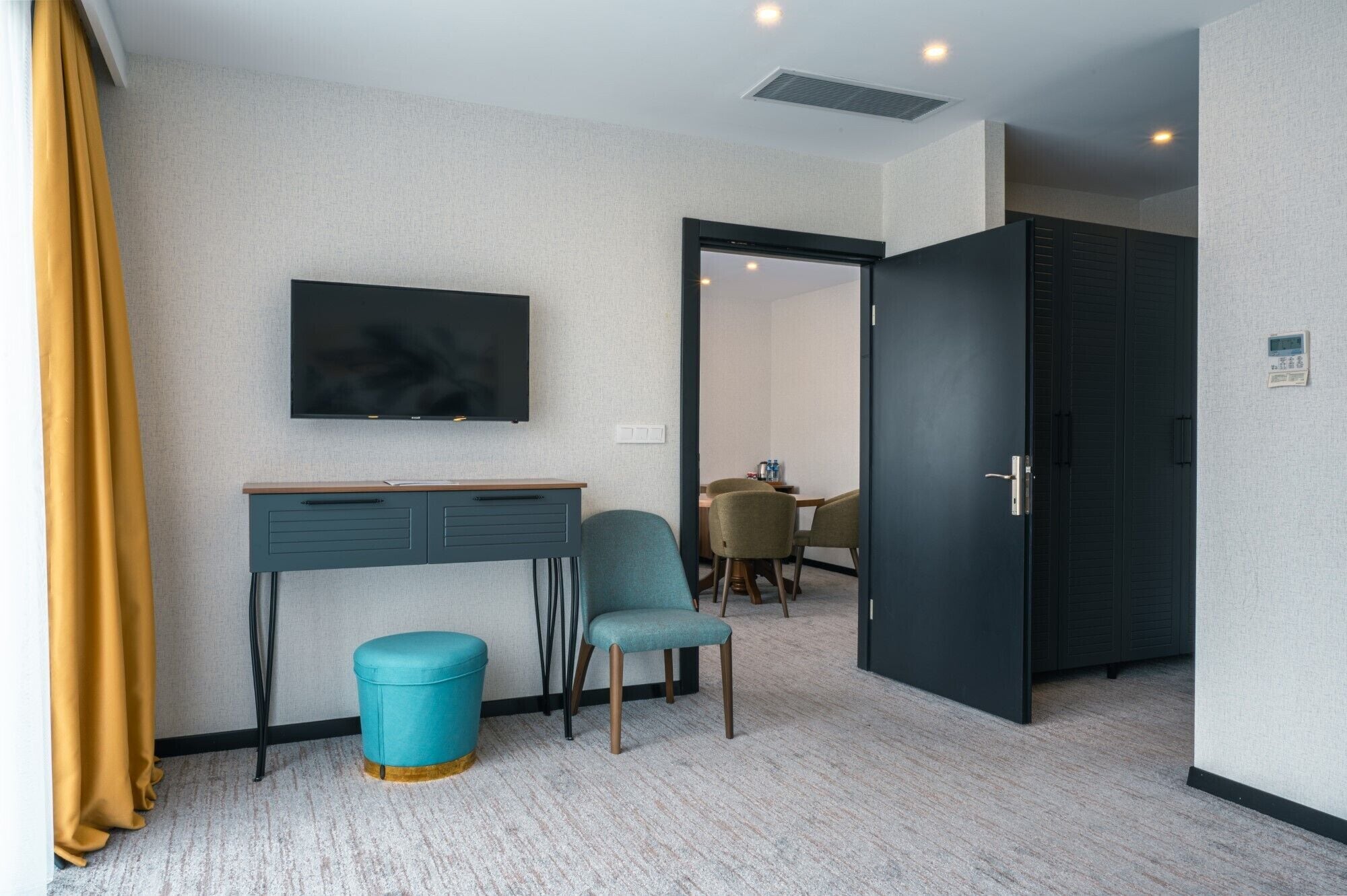 family room | minibar, in-room safe, iron/ironing board, free wifi