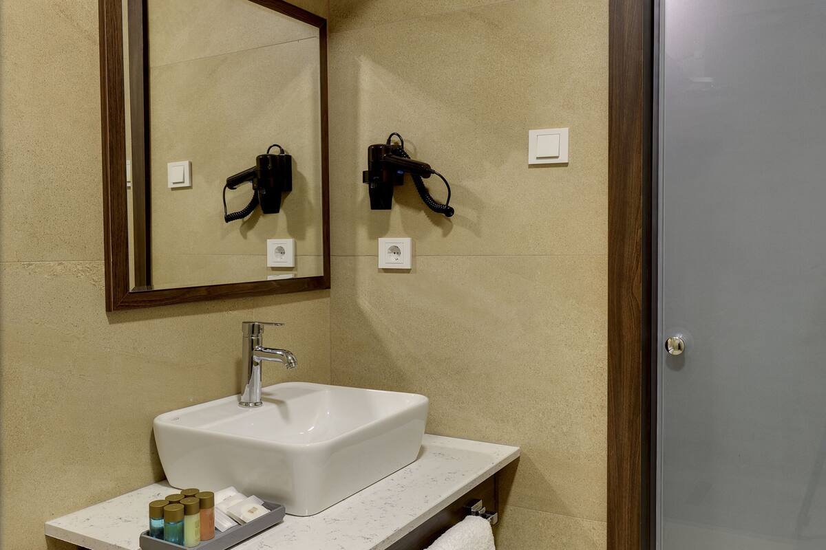 standard room | minibar, in-room safe, iron/ironing board, free wifi