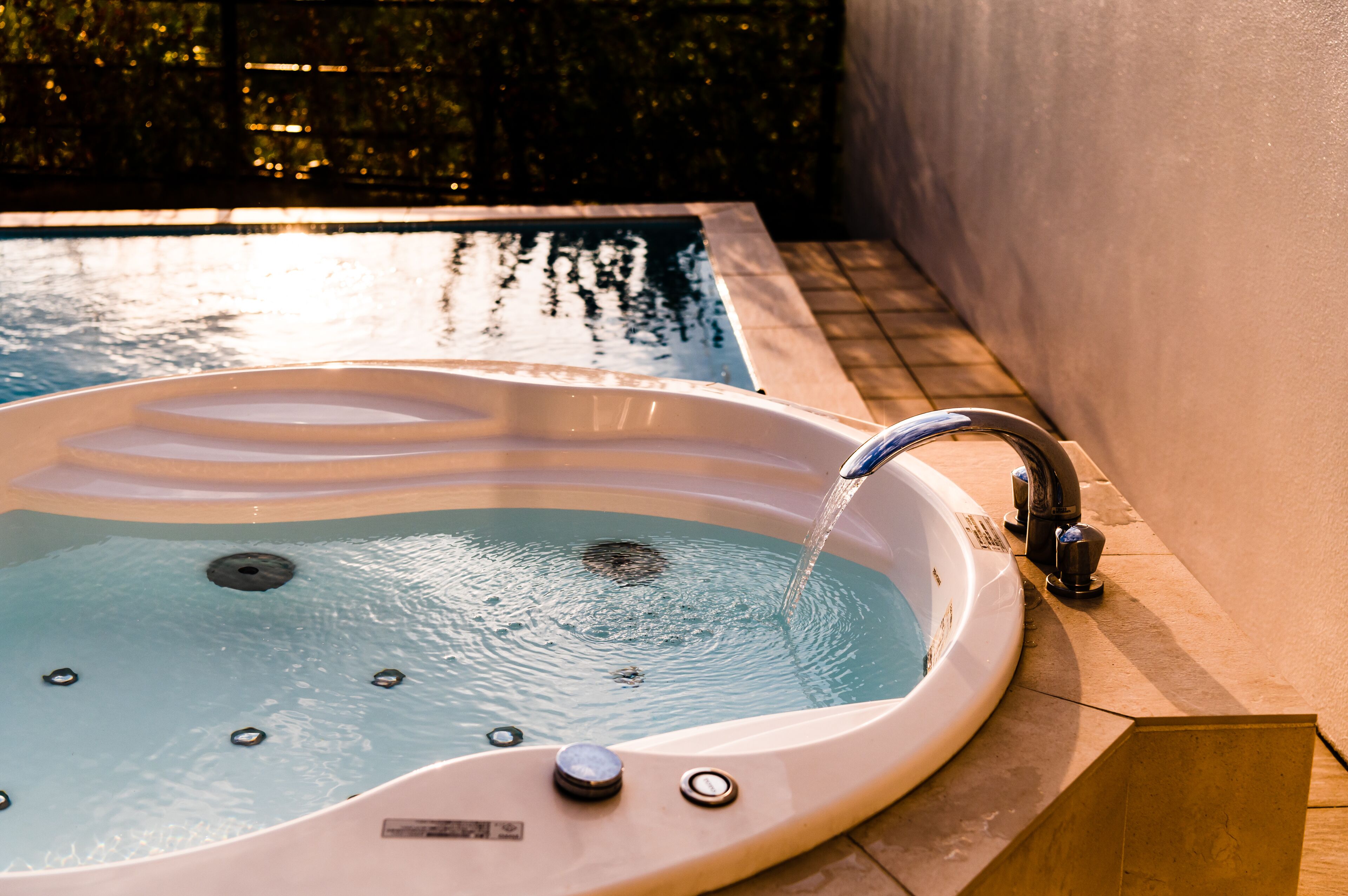 Una piscina al aire libre de temporada