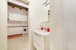 Ensemble douche/baignoire, sèche-cheveux, serviettes fournies