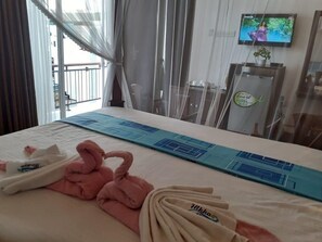 8 bedrooms, iron/ironing board, bed sheets - Privet Hikka House is we give to your Group all the entire House (Hikkaduwa)