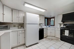 House, 3 Bedrooms | Private kitchen