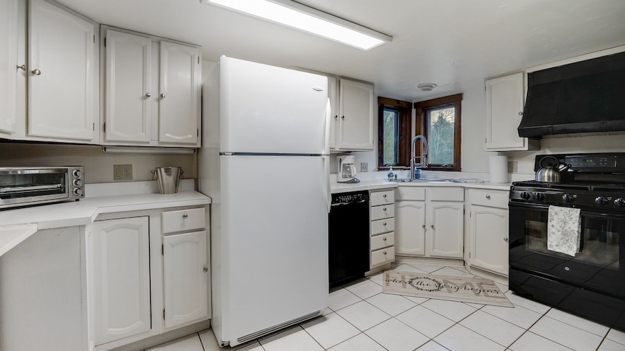 Killington Mountain Home! HotTub & 5 min to Skiing! 3 Bedroom Home by RedAwning