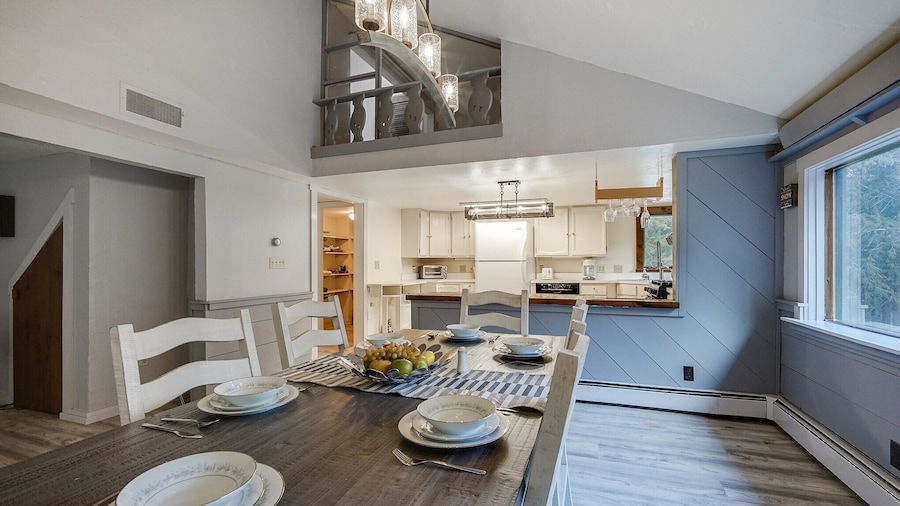 Killington Mountain Home! HotTub & 5 min to Skiing! 3 Bedroom Home by RedAwning