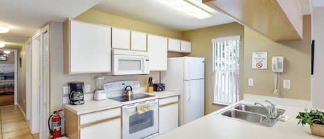 Condo, 4 Bedrooms | Private kitchen | Dining tables