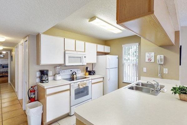 Condo, 4 Bedrooms | Private kitchen | Dining tables - Larry's Villas At Island Club Condo 4 Bedroom Condo by Redawning (Kissimmee)