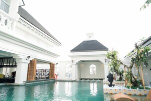 Outdoor pool, sun loungers