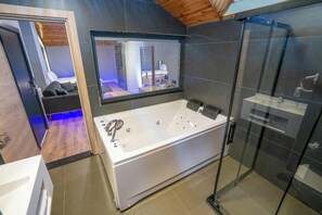 Habitación doble estándar | Tabla de planchar con plancha, wifi gratis y ropa de cama 