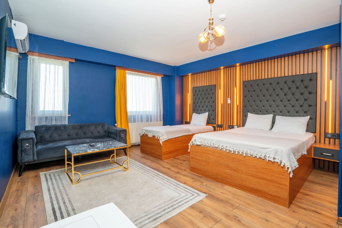 Tabla de planchar con plancha, wifi gratis y ropa de cama