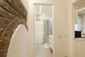 Ensemble baignoire-douche, séchoir à cheveux, serviettes fournies
