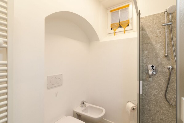 Un baño con ducha, un bidé y un inodoro.