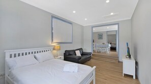 5 bedrooms, iron/ironing board, WiFi, bed sheets