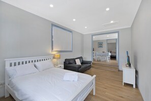 5 bedrooms, iron/ironing board, WiFi, bed sheets - Beach Nest on Coral (The Entrance)