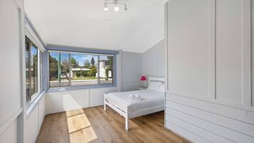 5 habitaciones, tabla de planchar con plancha, wifi y ropa de cama