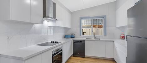 Refrigerador, microondas, horno, tostadora