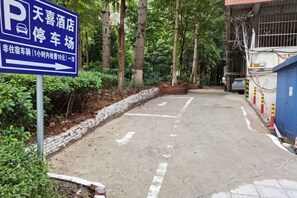 Free self-parking - Tianxi Hotel (Wuzhou)