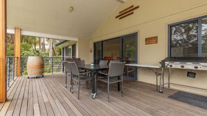 Outdoor dining - Clarabelle Cottage light and bright open plan living overlooking beautiful bushland setting (Elizabeth Beach)