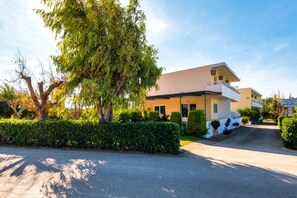 Vista frontal de la propiedad