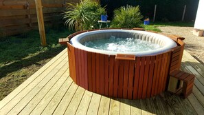 Outdoor spa tub - House (linxe)