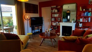 Smart TV, table tennis, books - House (linxe)