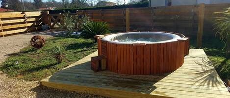 Bain à remous extérieur