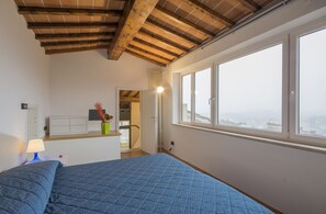 3 bedrooms, iron/ironing board, free WiFi - Astonish Cathedral View (Siena)