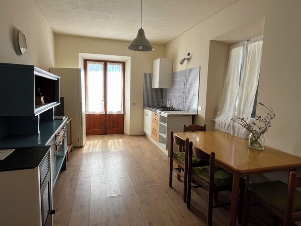 Frigorifero, piano cottura, macchina per tè/caffè, seggiolone