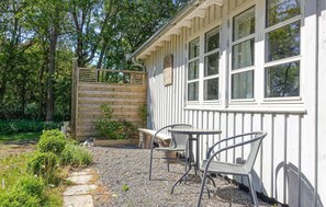 Outdoor dining - Nice home in Nexø with WiFi (Nexø)