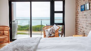 Comfort Room | Individually decorated, individually furnished, desk, free WiFi